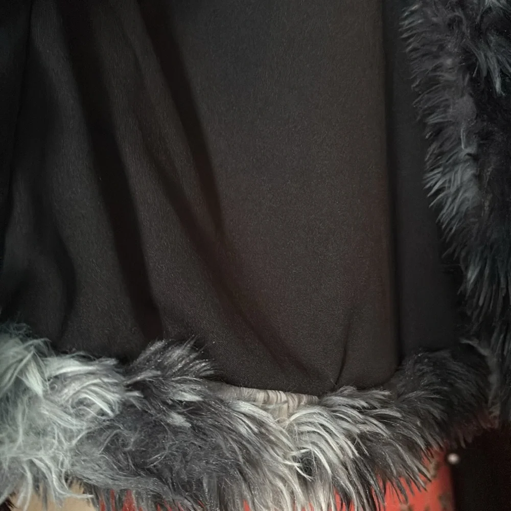 Fuzzy jacket 🖤🤍 - Picture 5 of 8